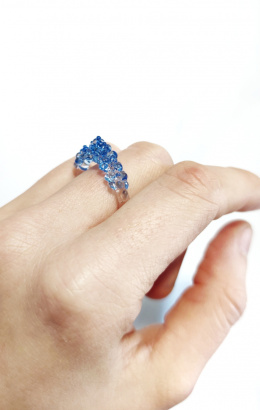 Niebieski pierścionek korona 
