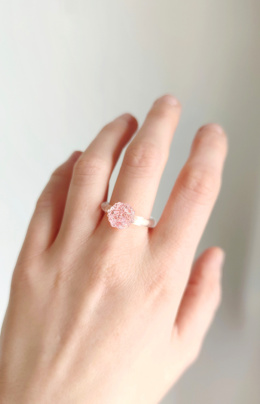 Różowy pierścionek 